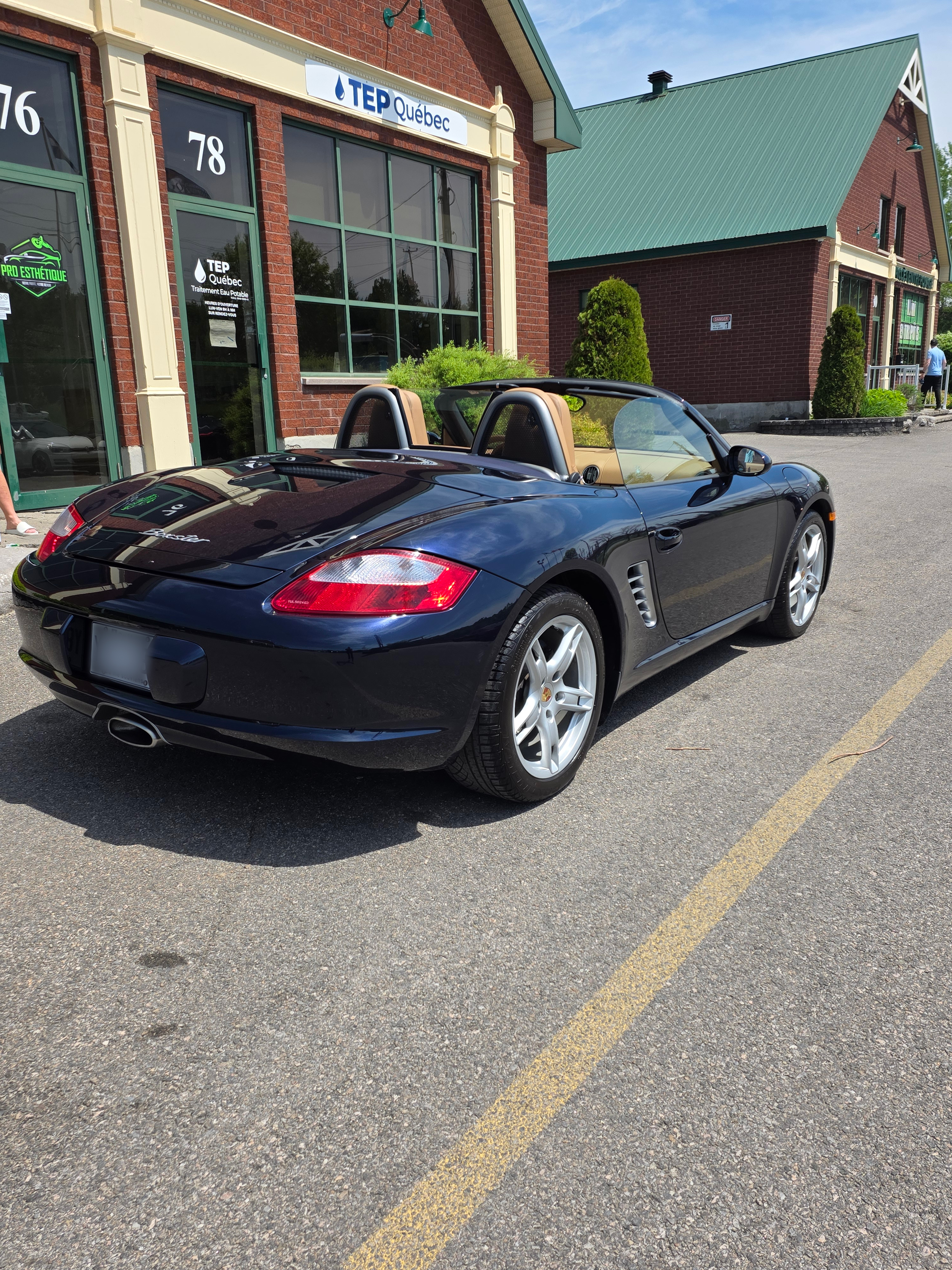 Reflets sur la carrosserie d’une Porsche Boxster à l’extérieur